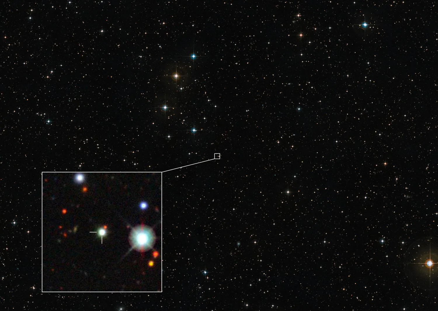 Ein Blick auf die Sterne am Nachthimmel mit einem Kasten, der die Region um den betreffenden Quasar hervorhebt.