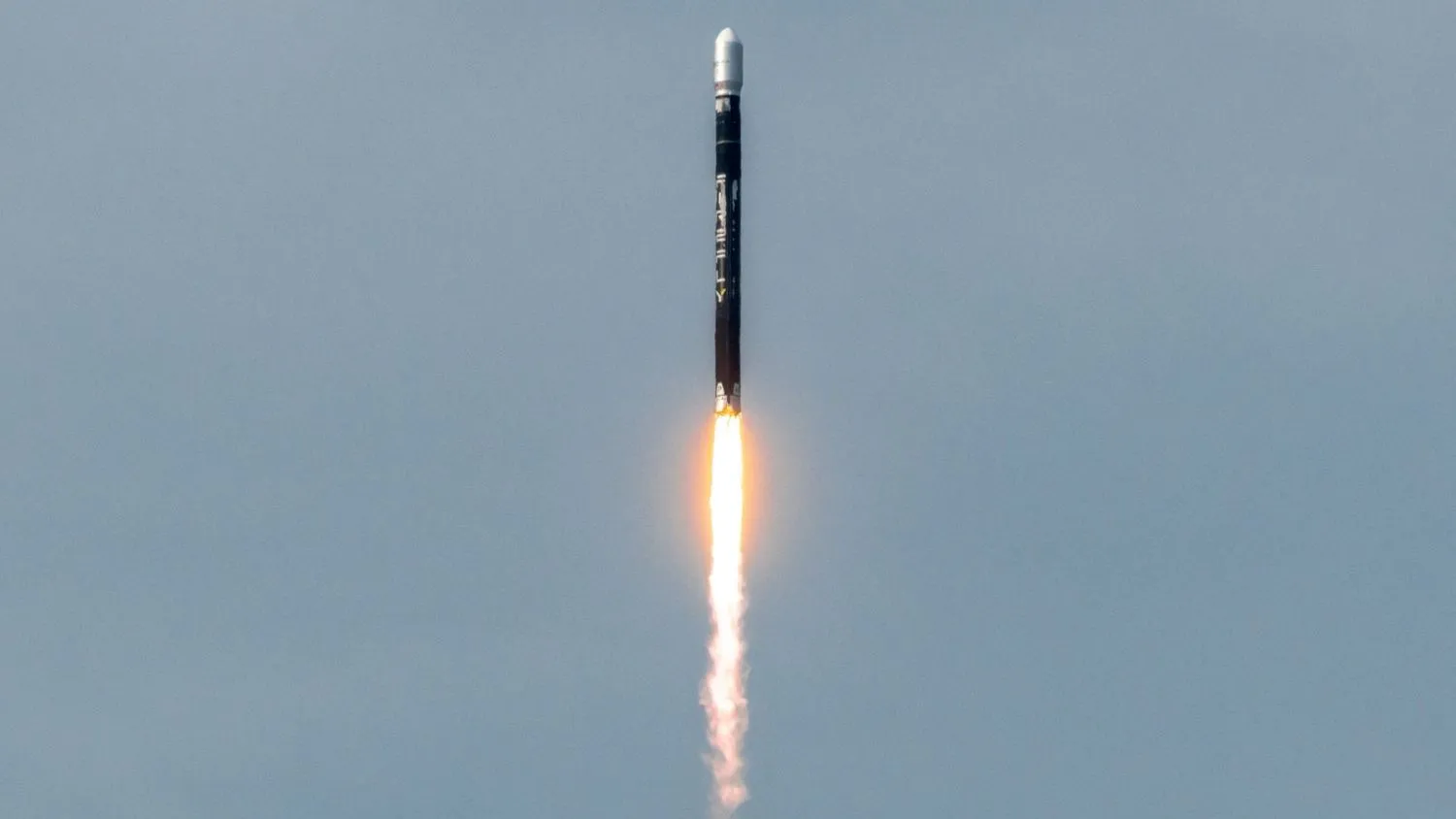 Eine schwarze Firefly Aerospace Rakete startet am 22. Dezember 2023 ins All