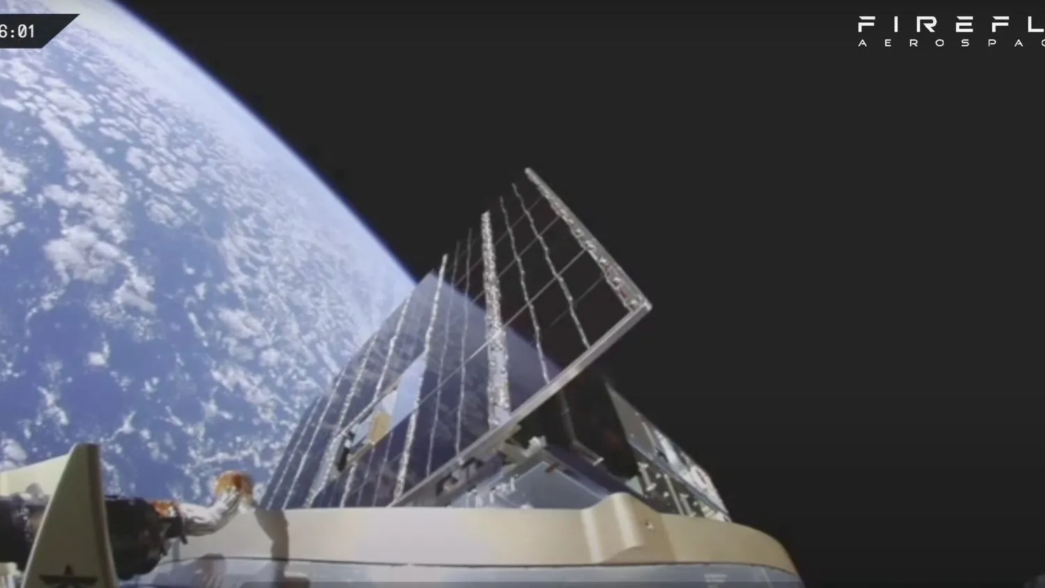 Blick auf das Solarpanel eines Raumfahrzeugs vor dem Hintergrund der Erdkrümmung und der Schwärze des Weltraums.