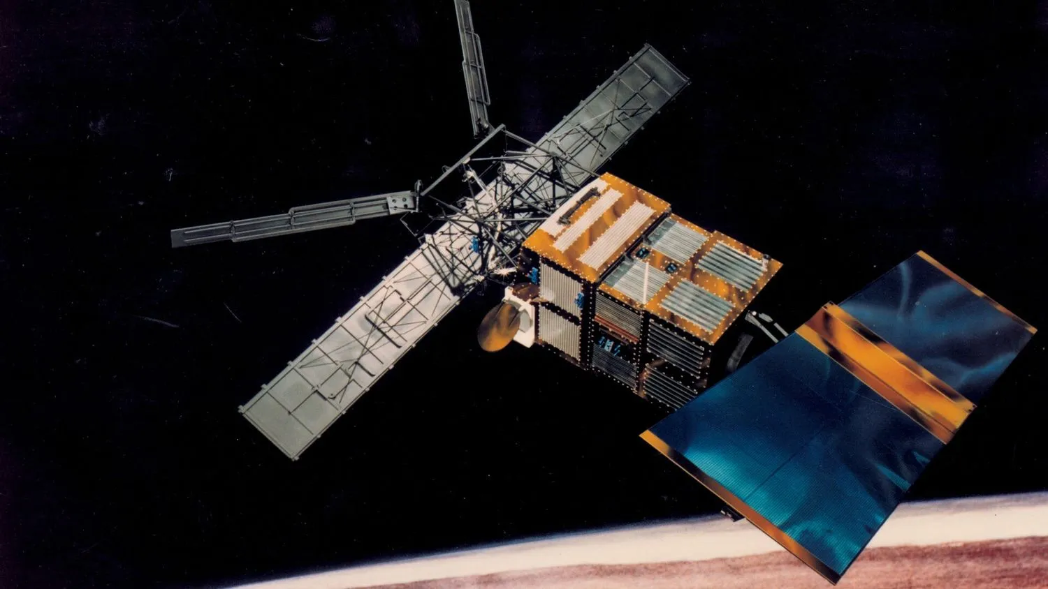 eine Illustration eines rechteckigen Raumfahrzeugs mit H-förmigen Sonnensegeln in einer Umlaufbahn über der Erde