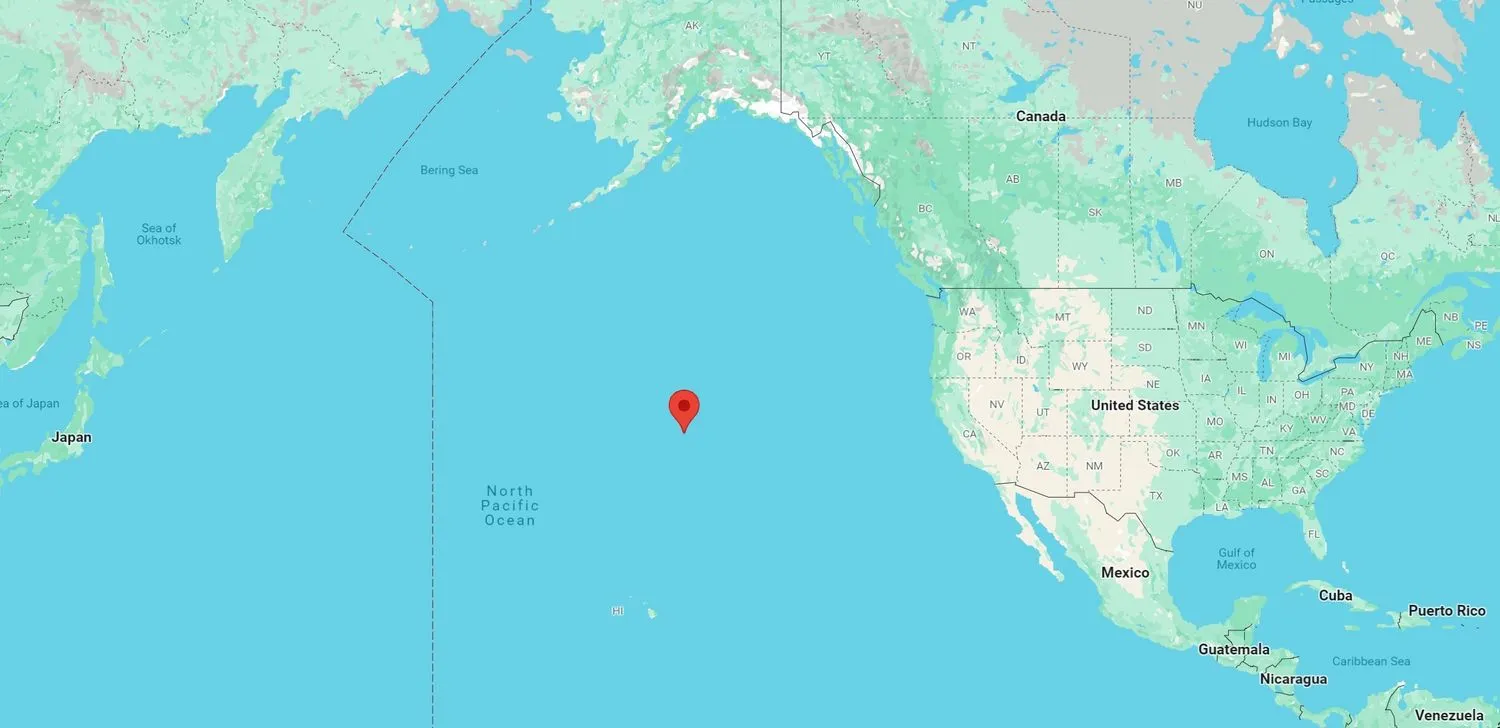 eine Karte der Erde mit einer roten Markierung in der Mitte des Pazifiks nördlich von Hawaii