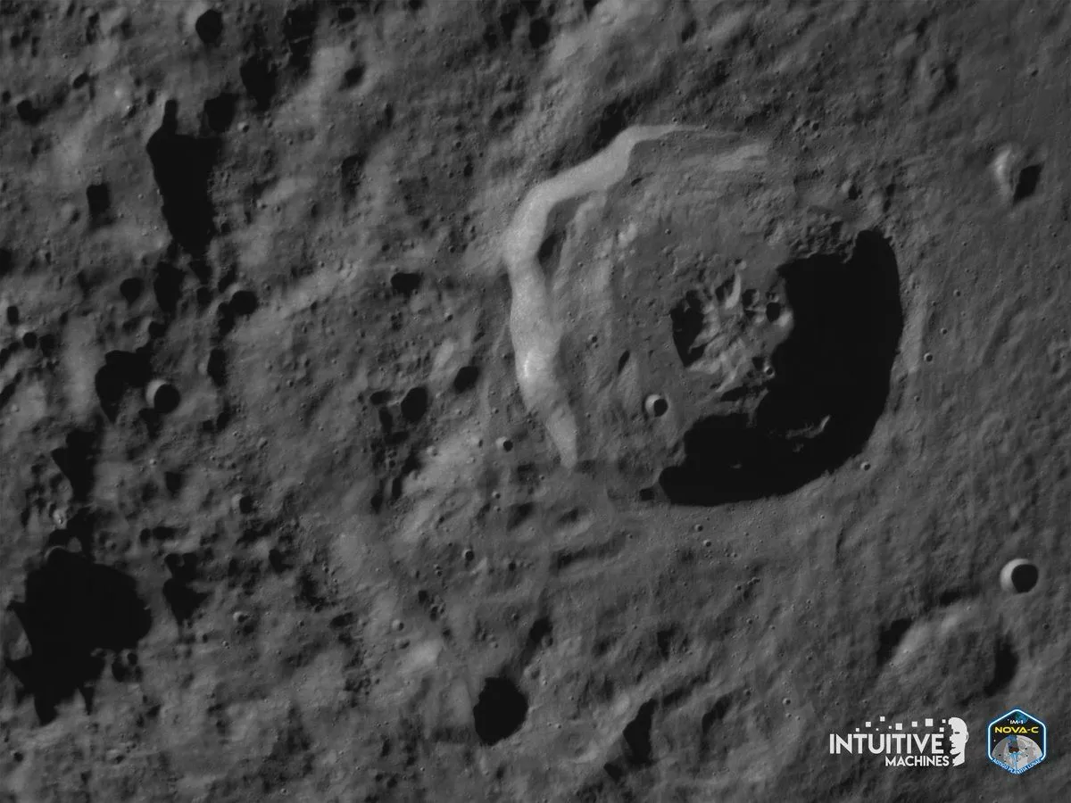 eine Nahaufnahme der Mondoberfläche, die einen Krater zeigt