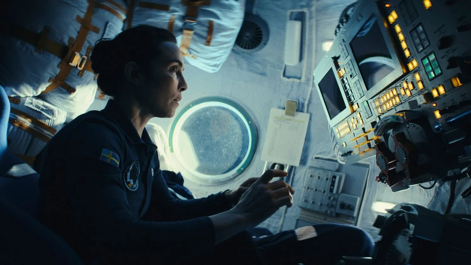 Weibliche Astronautin an der Steuerung eines Raumschiffs.