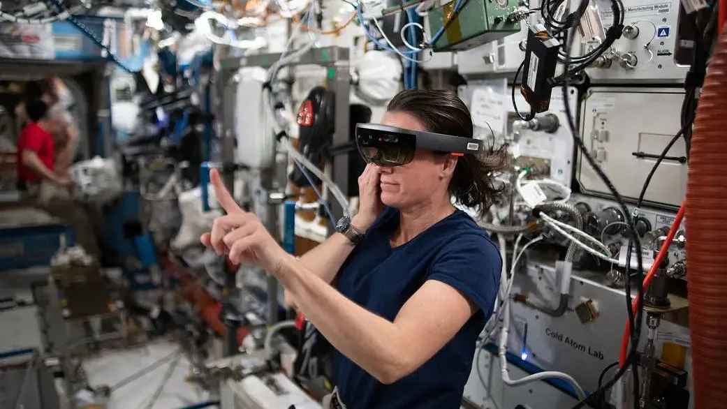 eine Frau im Weltraum trägt ein VR-Headset und hält einen Finger in die Luft