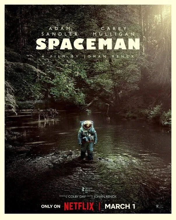 ein Astronaut in einem Raumanzug steht allein in einem von Wald umgebenen Bach