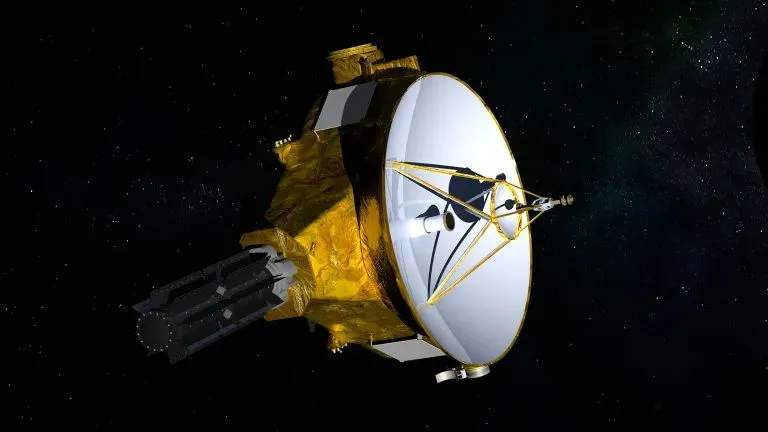 Eine Illustration von New Horizons im Weltraum. Sie hat vorne eine weiße, satellitenschüsselförmige Scheibe und einen goldenen Körper. Am Boden und an den Seiten befinden sich einige graue Quadrate.