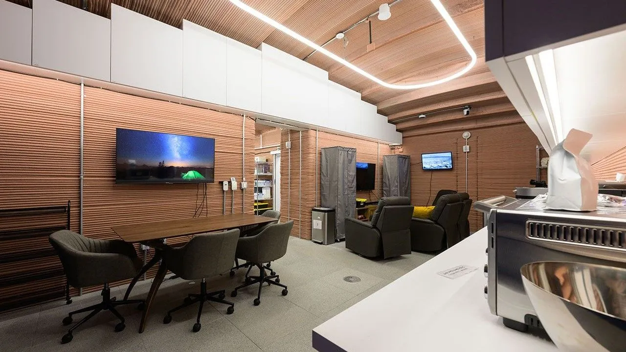 Innenraum einer NASA-Mars-Attrappenbasis mit Konferenzraum, Küche und futuristischer Beleuchtung