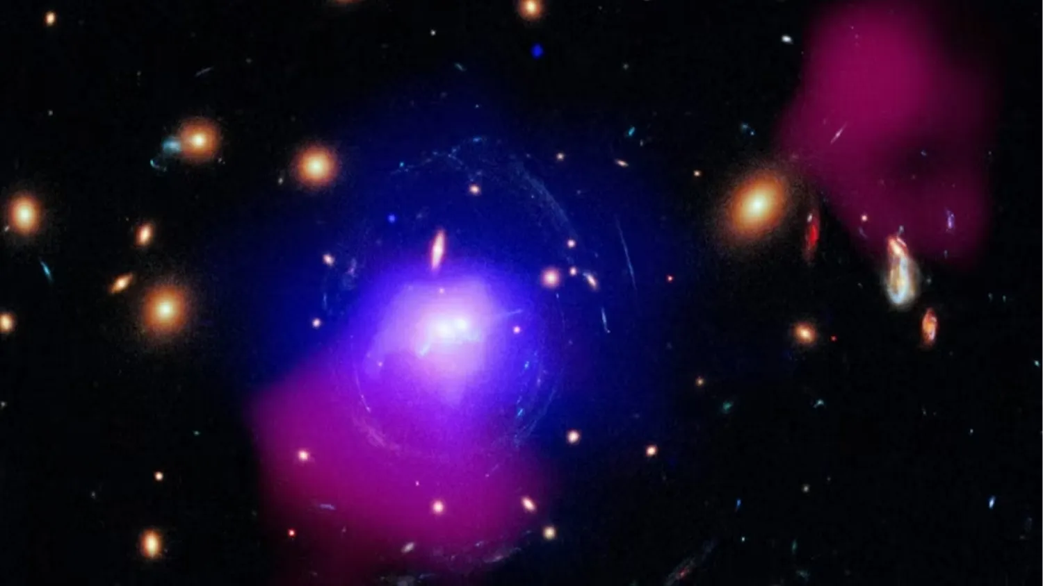 Eine seltsame Kette von 'Sternenschmuck' aus Sternhaufen bildete sich um einen gewaltigen Ausbruch eines Schwarzen Lochs herum.