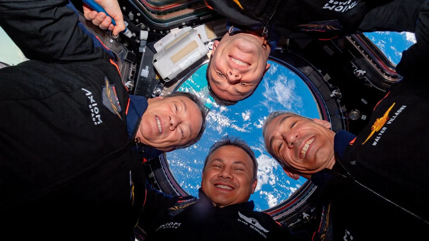Die vier Astronauten der Axiom Space-Mission Ax-3 lächeln, während sie im Cupola-Beobachtungsmodul der Internationalen Raumstation schweben, bevor sie am 7. Februar 2024 abdocken.