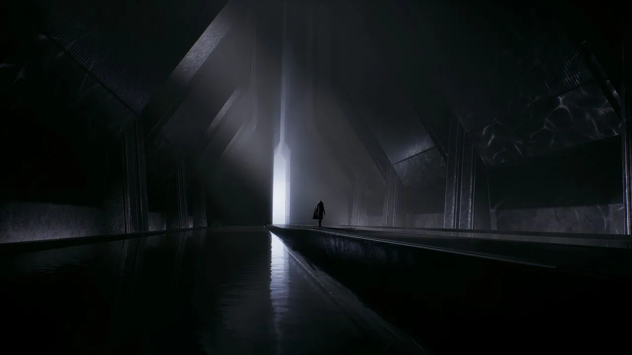 Silhouette einer Person, die einen Umhang trägt und einen langen dunklen Korridor mit sehr hohen Decken entlanggeht.
