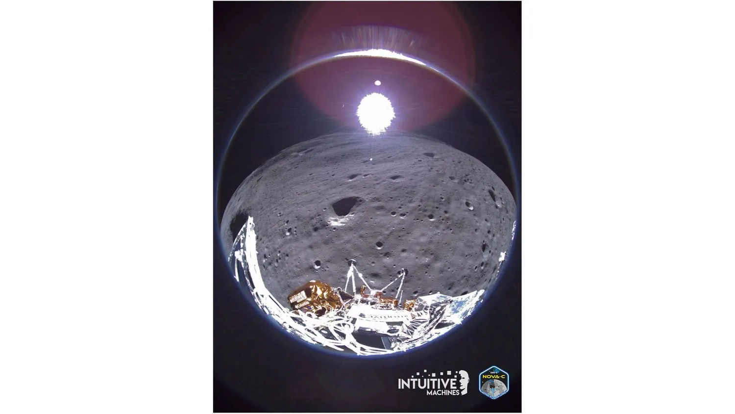 ein Fischaugenfoto, das Teile einer gold- und silberfarbenen Mondlandefähre im Vordergrund zeigt, mit dem grauen Schmutz des Mondes und der hellen Sonne im Hintergrund.
