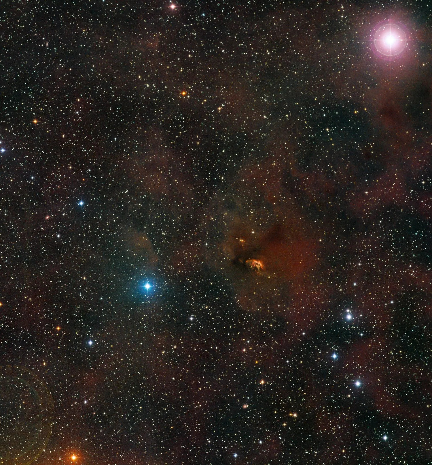 Ein dunkles Gebiet im Weltraum mit einigen gesprenkelten Sternen, einer leuchtenden weißen Kugel oben rechts und einer dunkleren, bläulichen und kleineren Kugel in der Mitte links. Ganz unten auf dem Bildschirm befindet sich eine orange-rote, feurig aussehende kleine Kugel, die fast ganz aus dem Bild verschwunden ist.