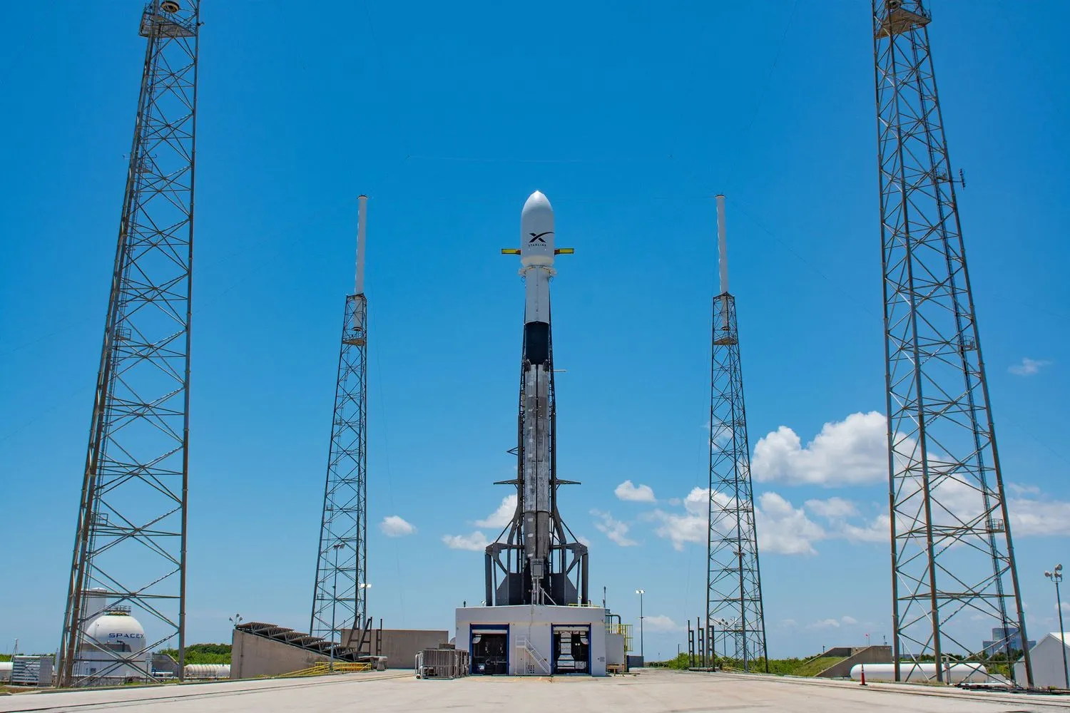 Eine SpaceX Falcon 9-Rakete mit 60 Starlink-Internetsatelliten auf der Startrampe der Cape Canaveral Air Force Station in Florida im Mai 2019.