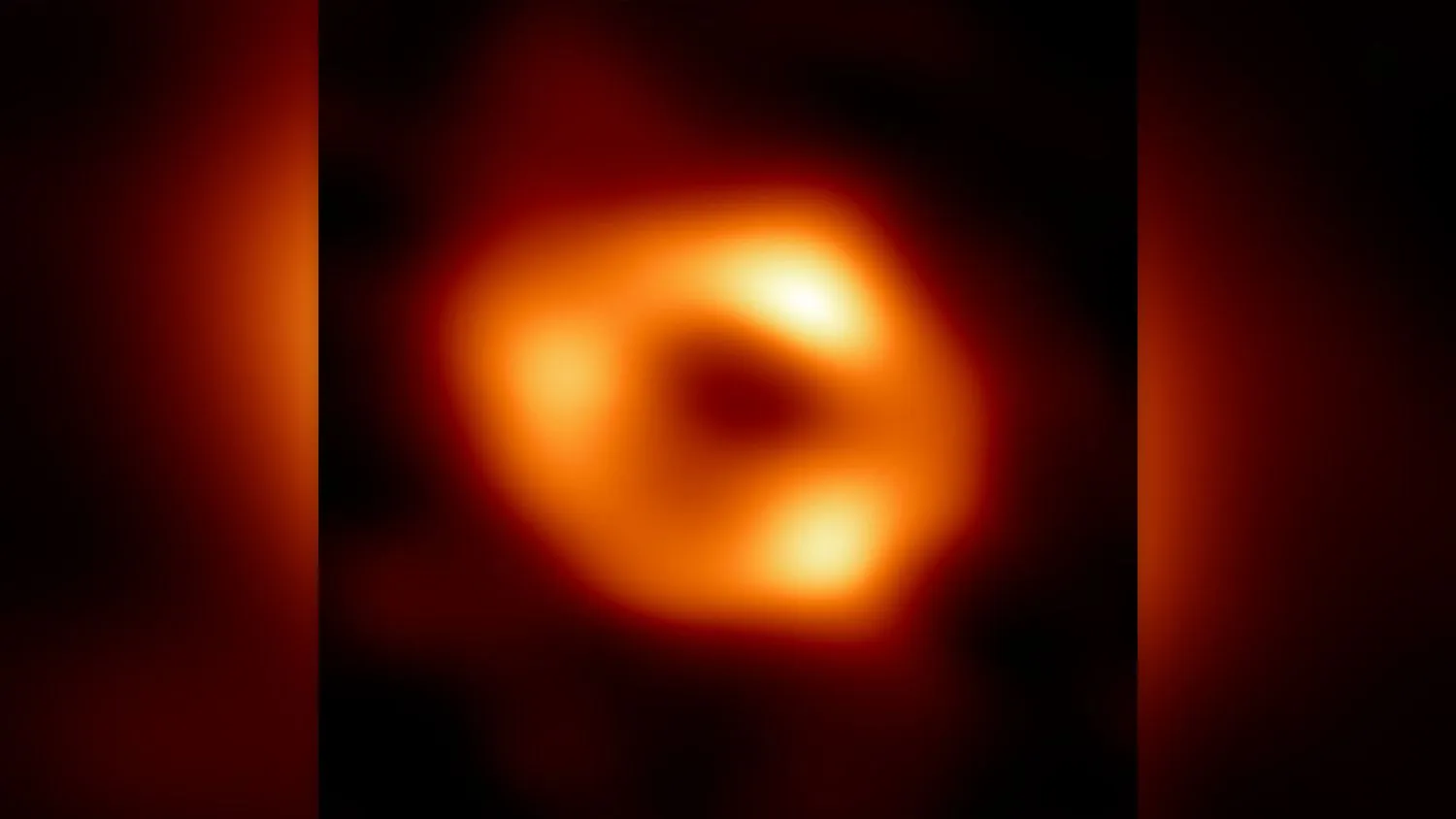 Ein Bild von Sagittarius A*, dem supermassiven schwarzen Loch im Herzen der Milchstraße, von dem Wissenschaftler glauben, dass es sich so schnell dreht, wie es nur kann.