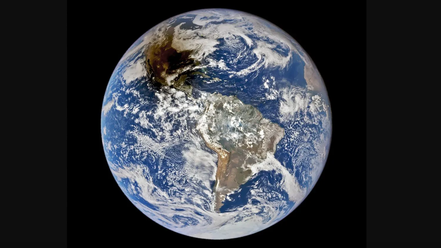 Die EPIC-Kamera der NASA an Bord der DSCOVR-Raumsonde hat dieses Foto der ringförmigen Sonnenfinsternis vom 14. Oktober 2023 aus einer Entfernung von fast 1 Million Meilen (1,6 Millionen Kilometer) aufgenommen.