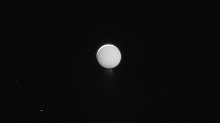 Eine Bildsequenz des Saturnmondes Enceladus, aufgenommen von der Cassini-Mission.