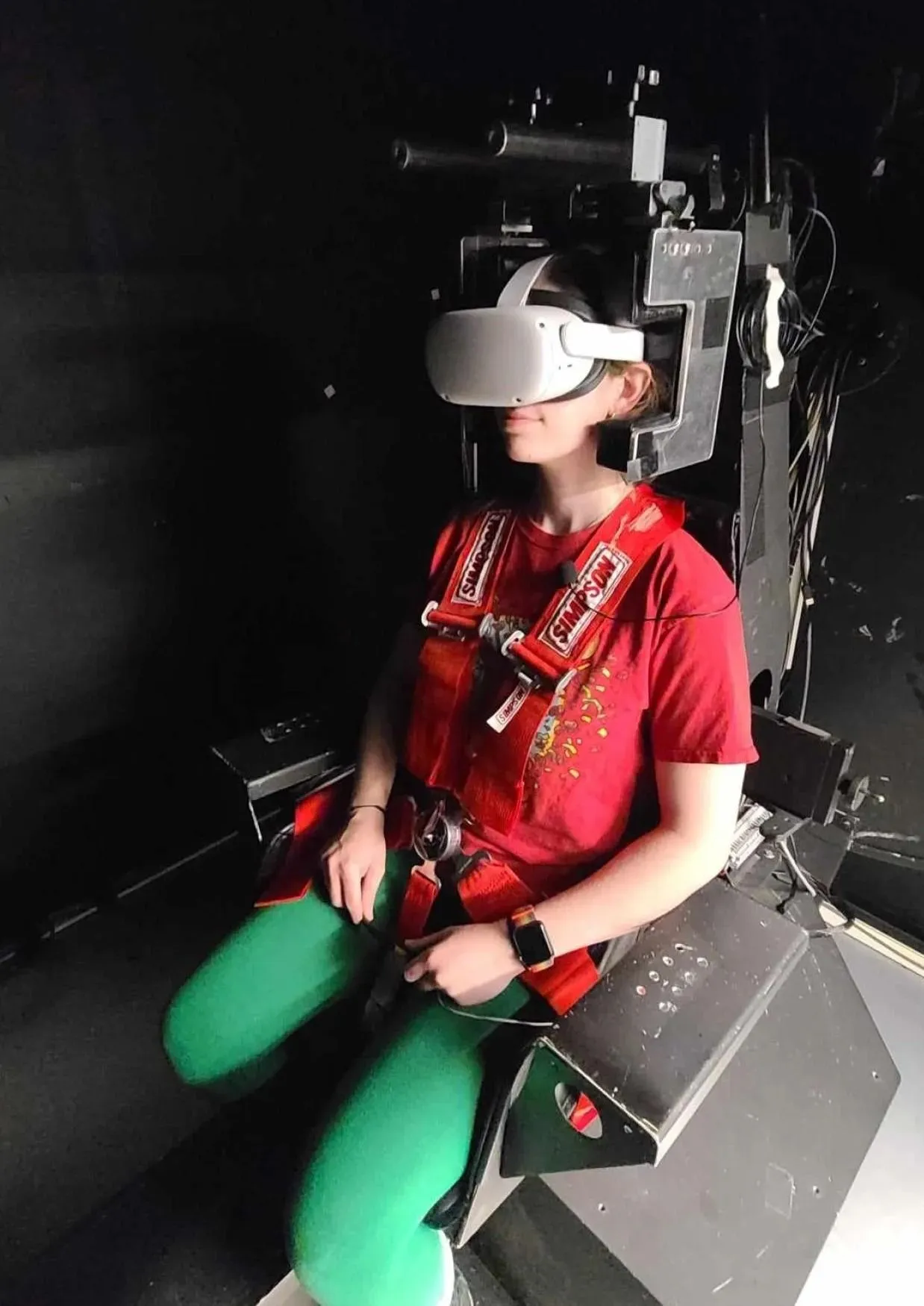 eine Person mit einem VR-Headset, die auf einem Stuhl sitzt