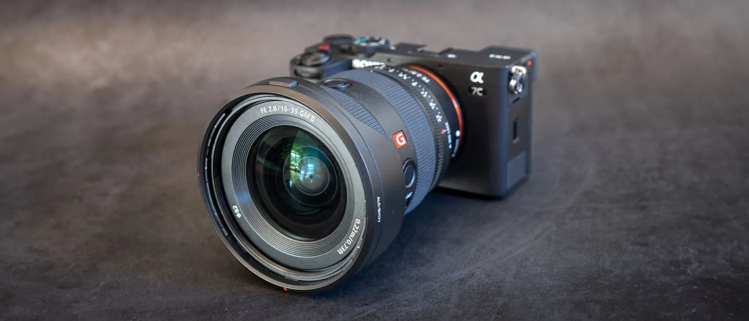 Sony FE 16-35mm f/2.8 GM II Objektiv an einer Kamera befestigt