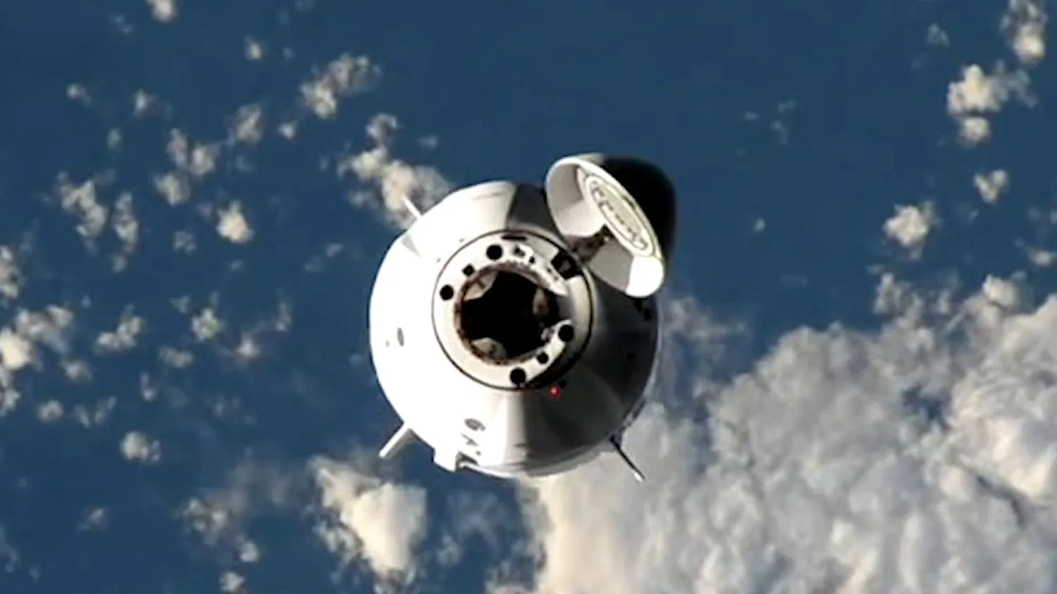 ein weißes kegelförmiges Raumschiff im Weltraum, mit einem Meer und Wolken im Hintergrund