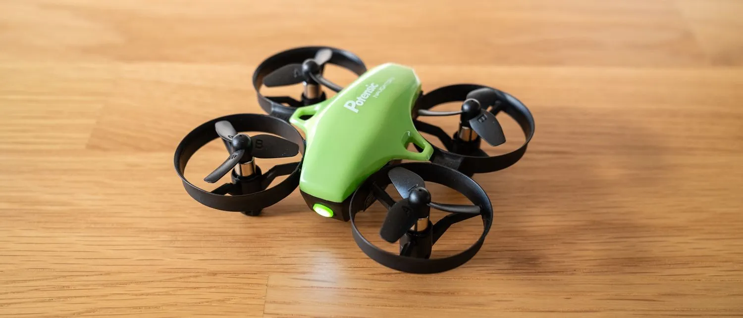 Potensic A20 Mini-Drohne auf einem Holztisch