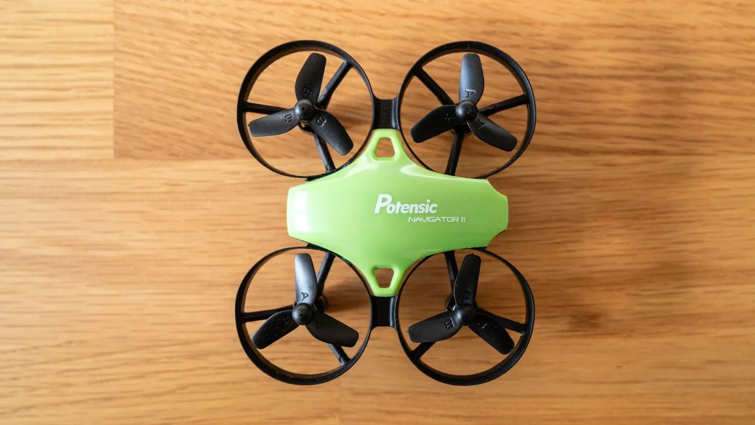 Potensic A20 Mini-Drohne von oben auf einem Holztisch
