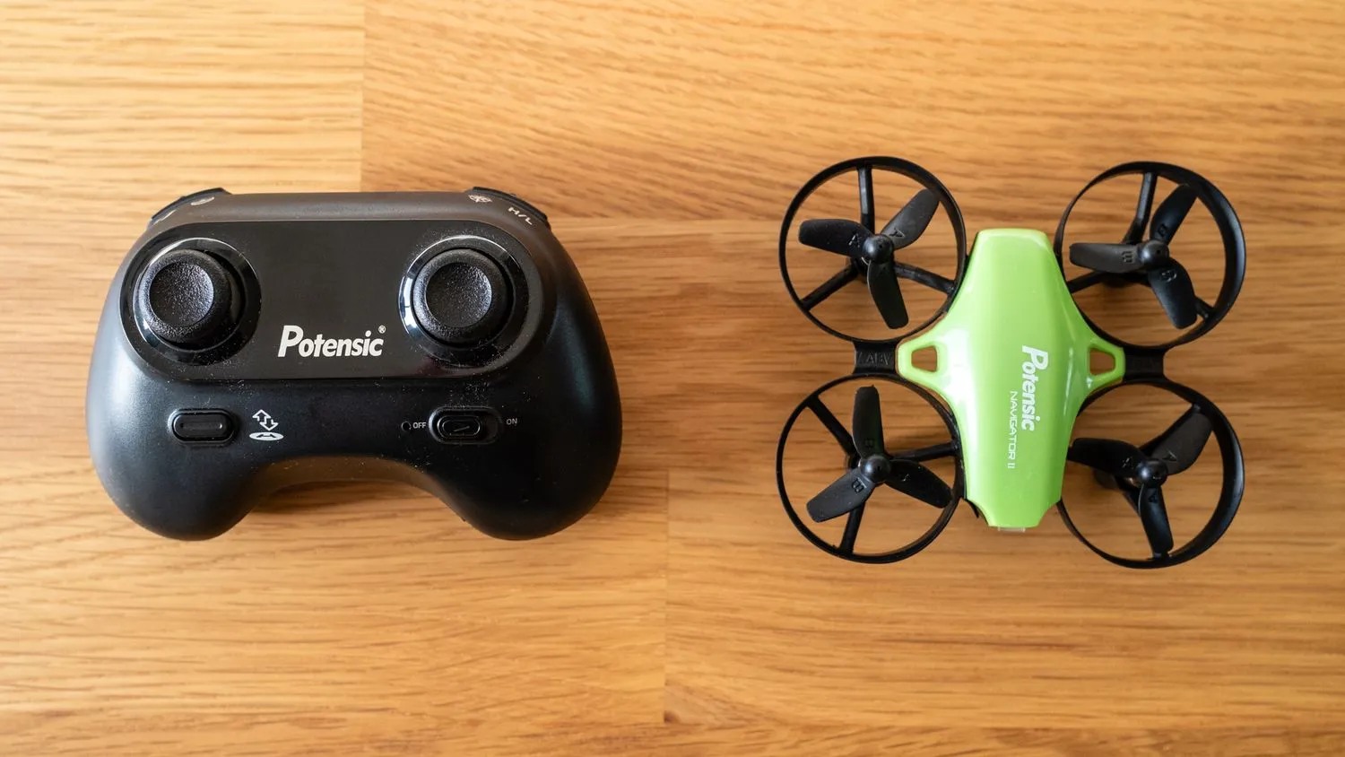 Potensic A20 Mini-Drohne und Controller nebeneinander auf einem Holztisch