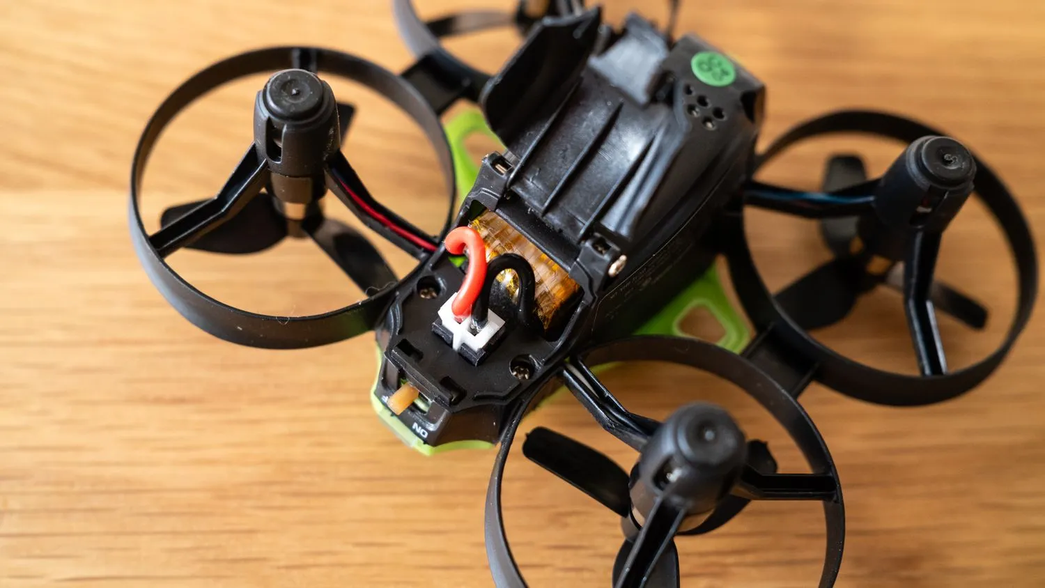 Potensic A20 Mini-Drohne mit geöffnetem Batteriefach