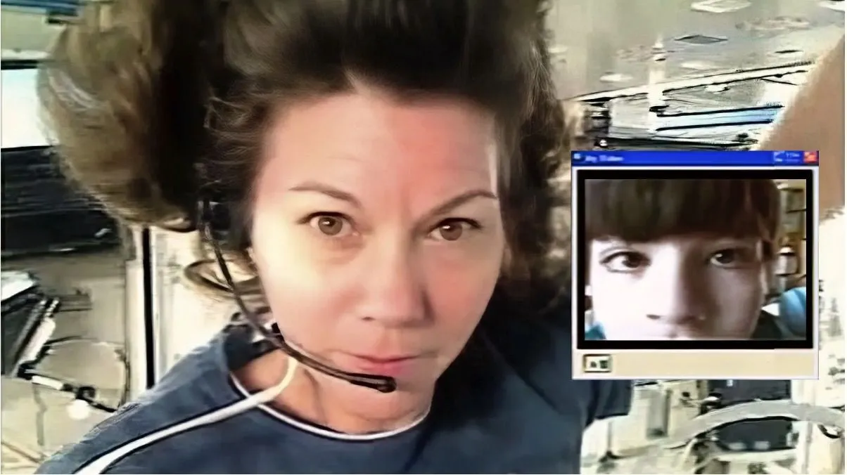 eine Astronautin bei einem Webcam-Gespräch mit einem kleinen Kind
