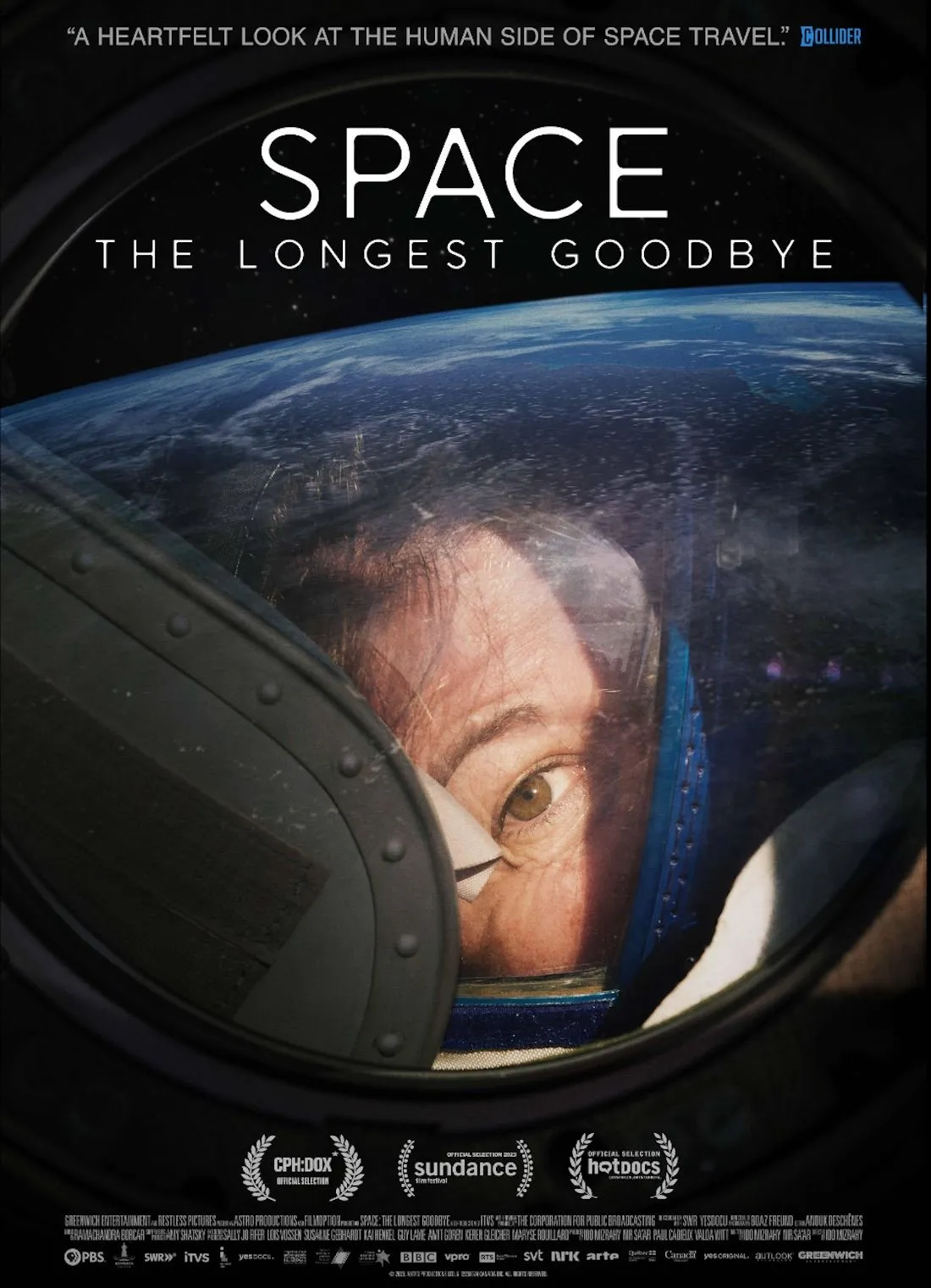 Ein Astronaut blickt aus einem gläsernen Raumanzughelm unter dem Text Space: The Longest Goodbye