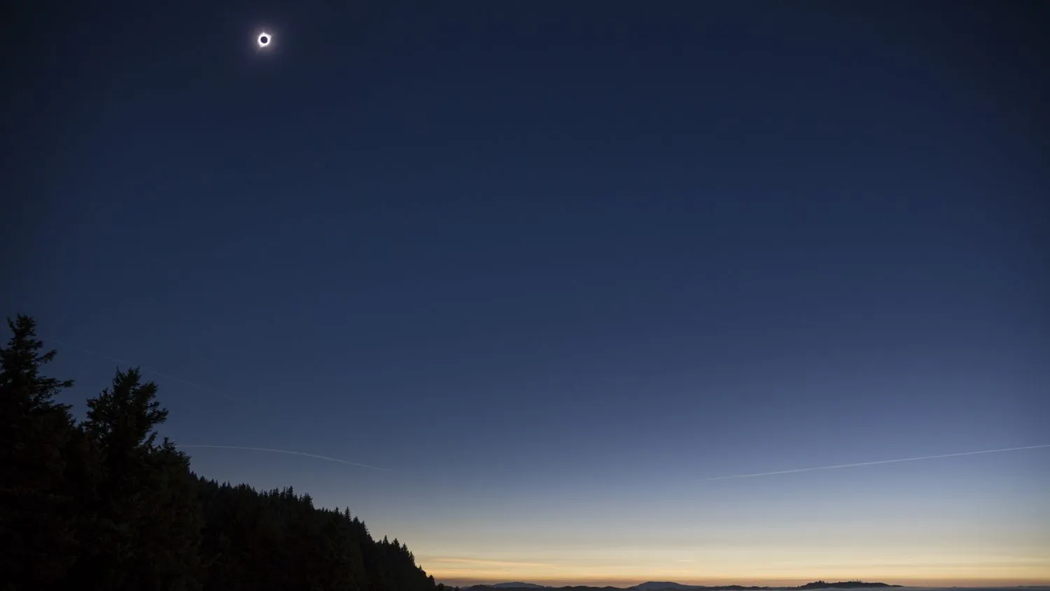 Die vom Mond verfinsterte Sonne über der Küste von Oregon im Jahr 2017.