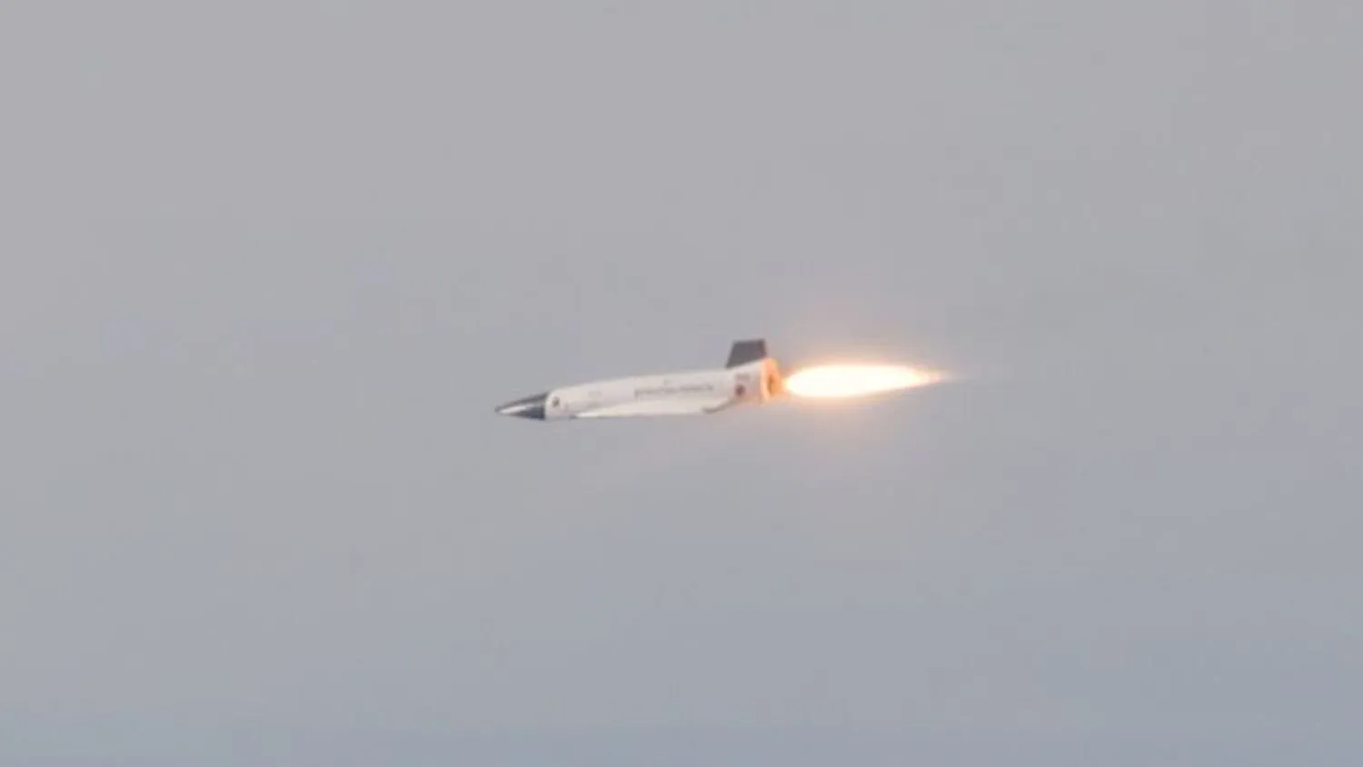 Ein kleiner Prototyp zündet sein Raketentriebwerk während eines Testflugs mit hoher Überschallgeschwindigkeit.