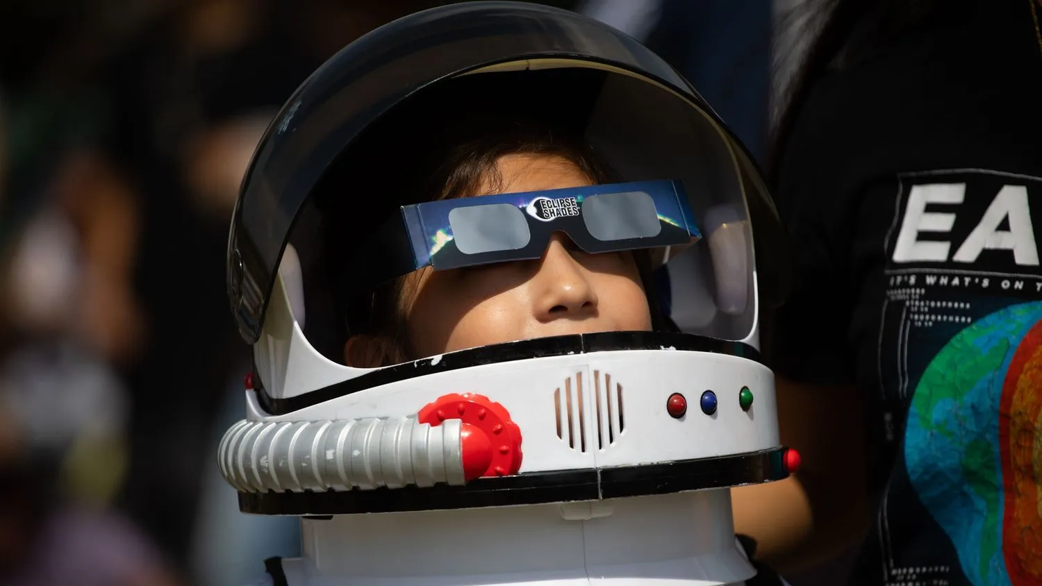  Ein Kind in einem Astronautenkostüm beobachtet die ringförmige Sonnenfinsternis mit einer Schutzbrille in den Einrichtungen der Nationalen Autonomen Universität von Mexiko (UNAM) in Mexiko-Stadt, Mexiko, am 14. Oktober 2023