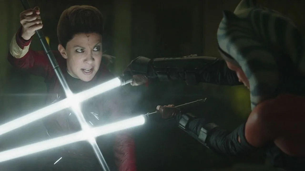 Bild aus der Star Wars TV-Serie Ahsoka. Hier sehen wir Ahsoka in einem intensiven Lichtschwertkampf mit einer Nachtschwester.
