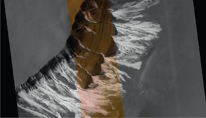 ein Raumfahrzeugfoto von eisigen Gullys auf dem Mars
