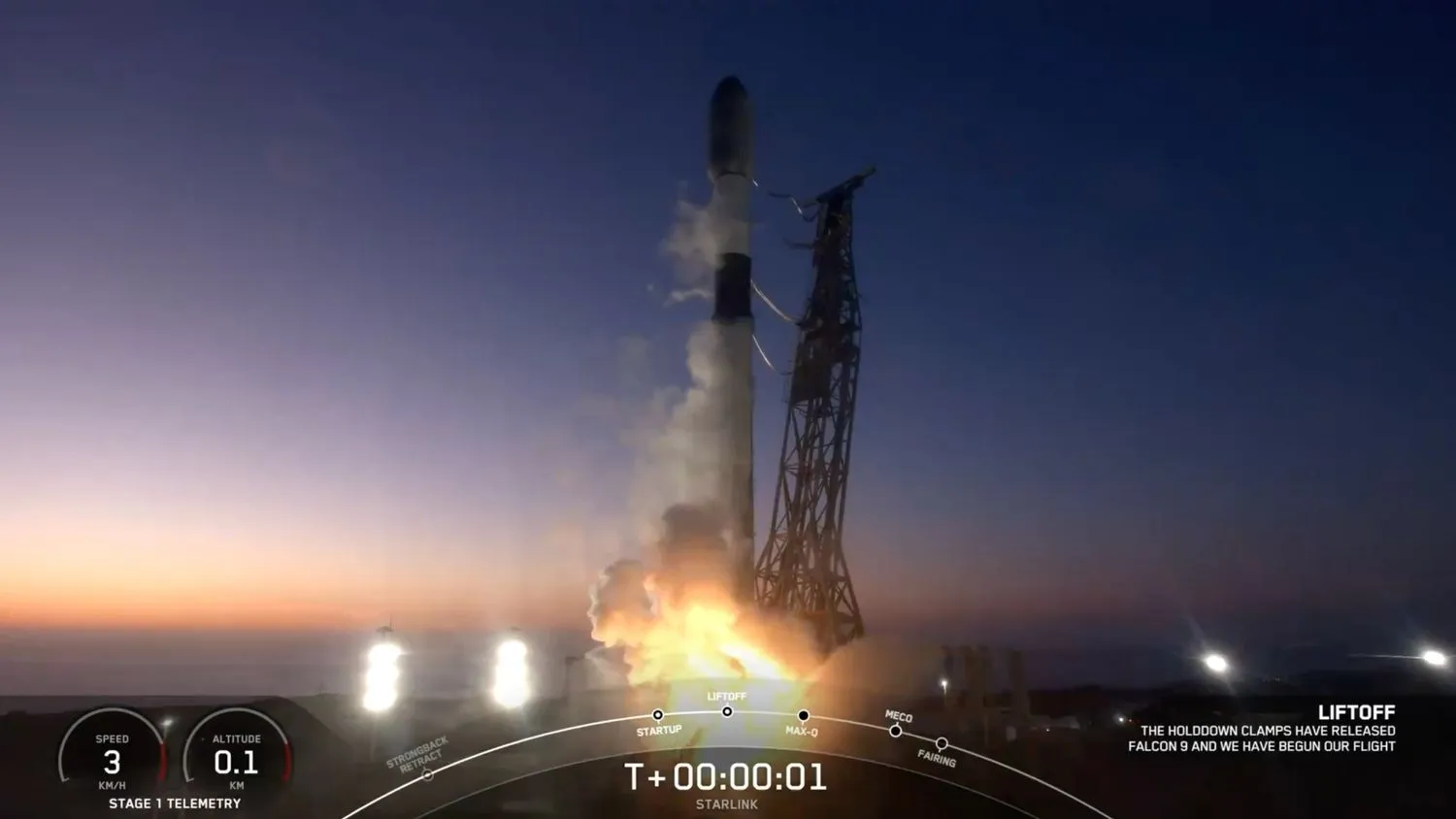 eine schwarz-weiße SpaceX Falcon 9 Rakete startet in den düsteren Abendhimmel.