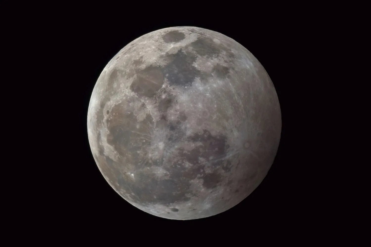der Mond erscheint etwas dunkler, wenn der Erdschatten über ihn hinweggeht