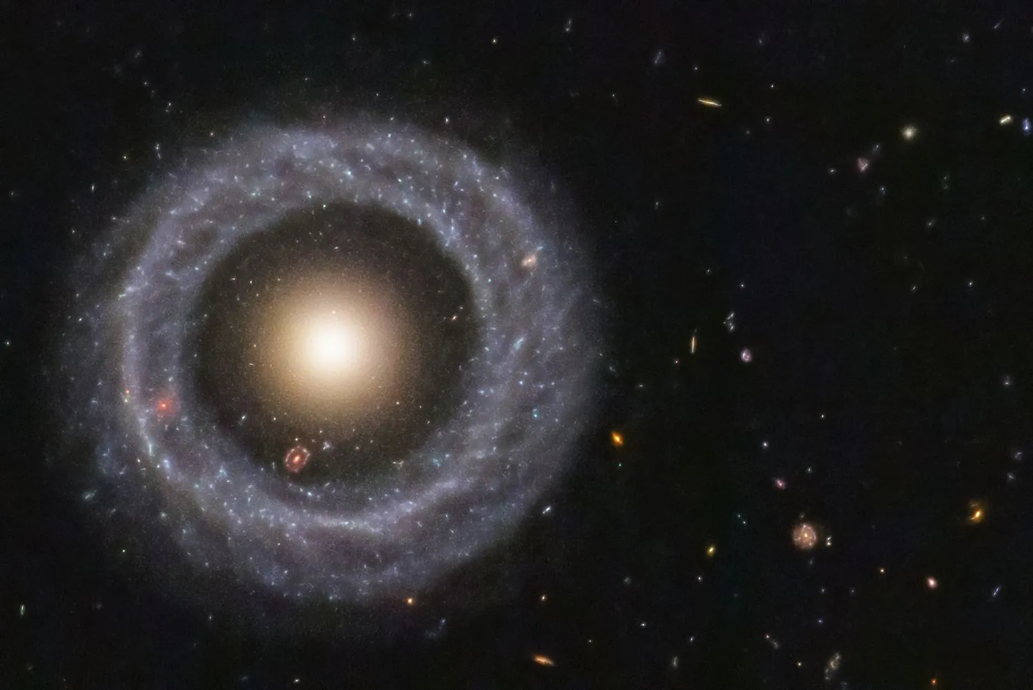 Mit einem perfekt symmetrischen Ring, der eine rote Sternenkugel umkreist, ist Hoags Objekt eines der schönsten Geheimnisse des Universums.