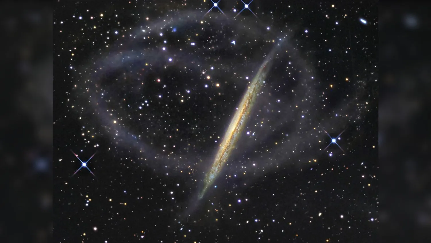 Wie die Milchstraße beherbergt die Galaxie NGC 5907 schwache Ströme von Sternen, die sich um sie herum winden.