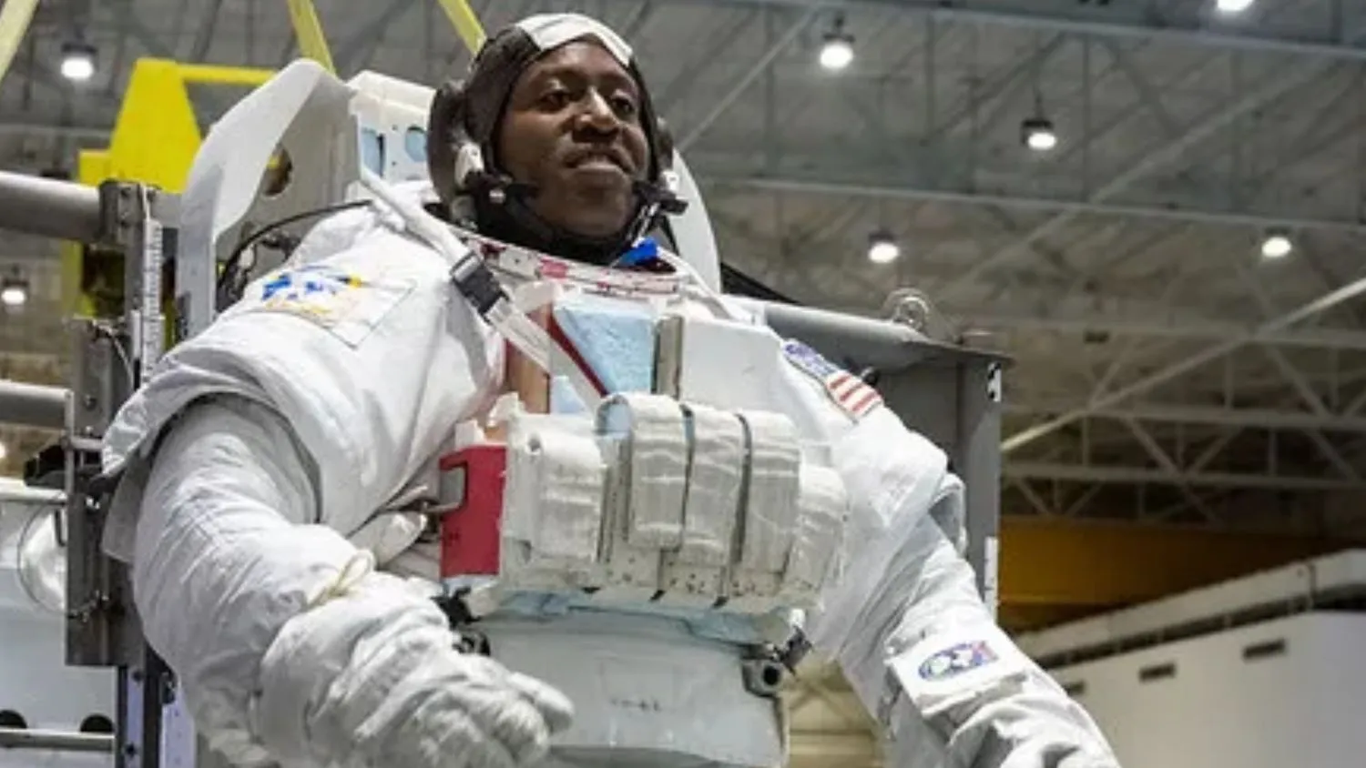 ein Astronaut in einem Raumanzug in einer Lagerhalle