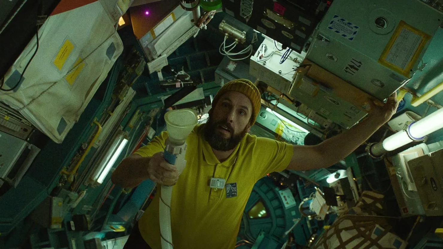 Ein Astronaut in einem gelben Hemd schwebt in Null-G